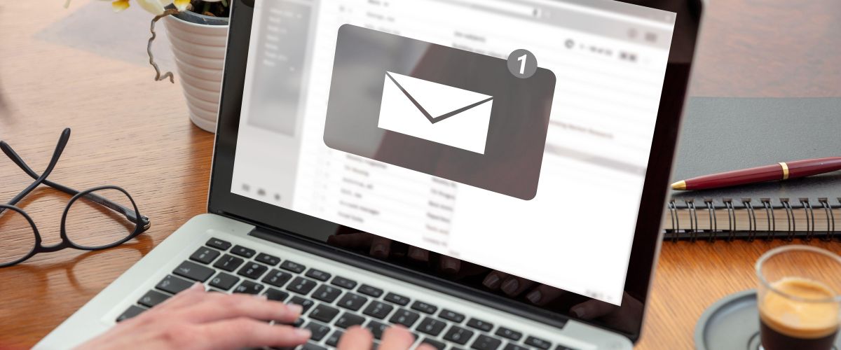 Laptop receiving new email